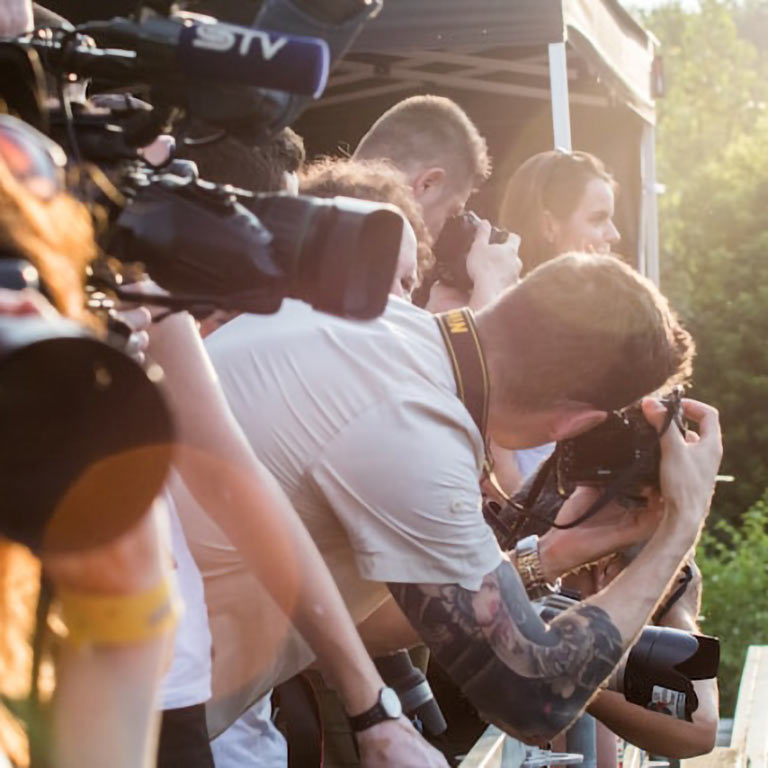 Foto che rappresenta dei giornalisti che scattano foto ai volontari di Avis Empoli
